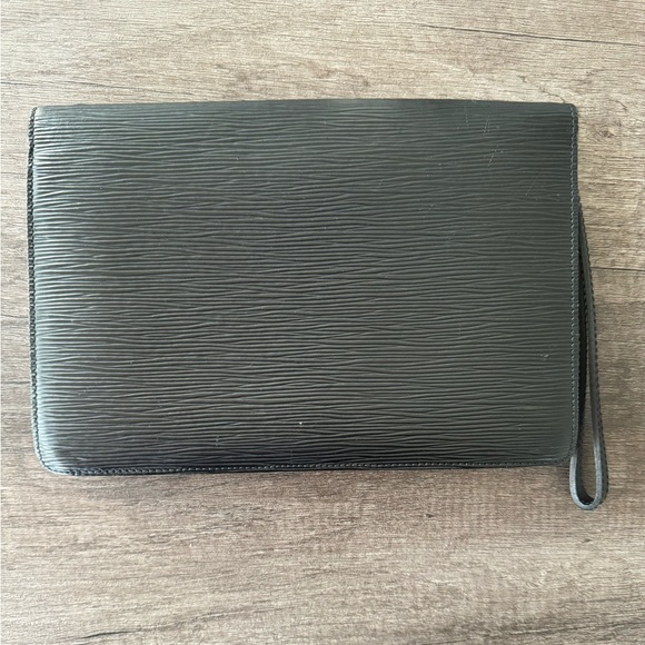 LV Epi wristlet 🖤 - Picture 6 of 6
